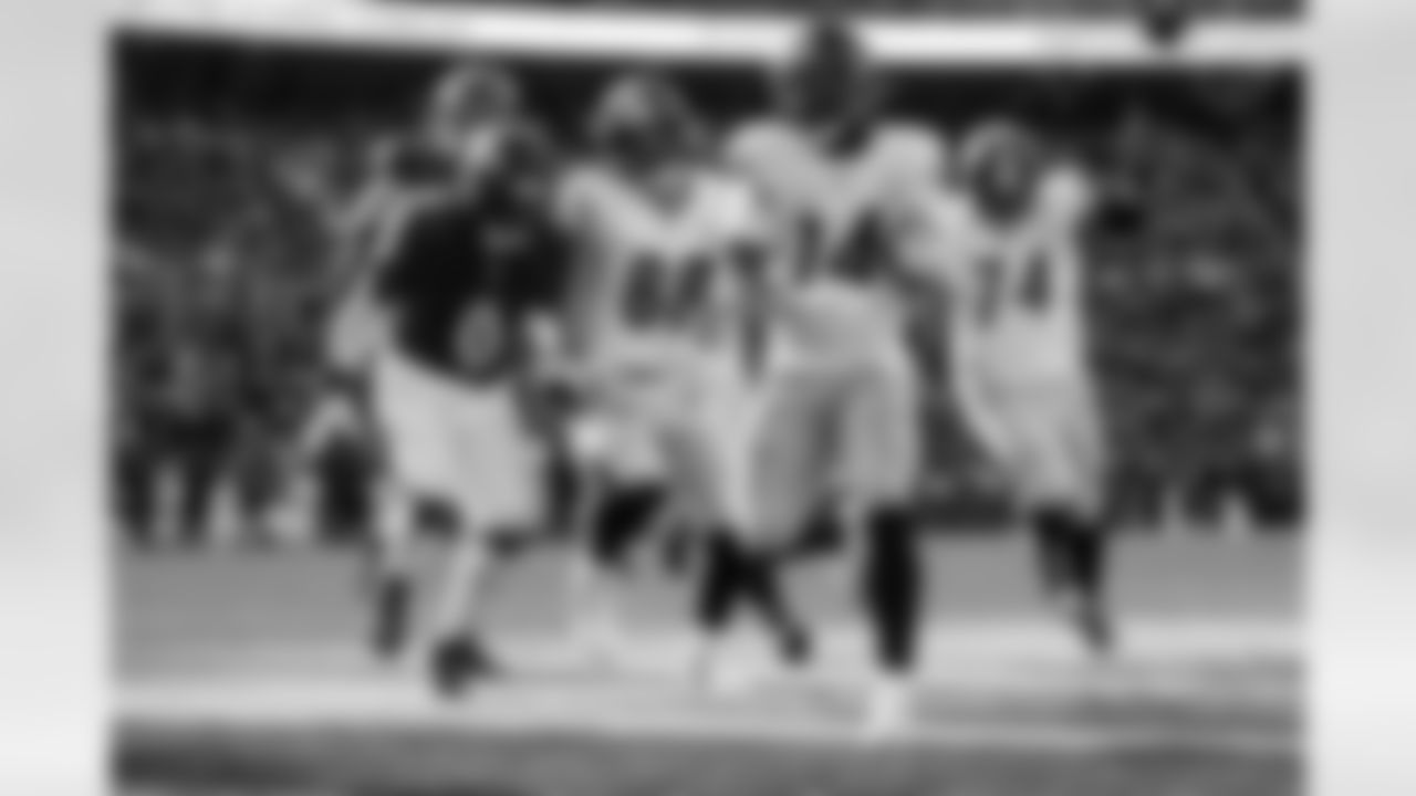 Pittsburgh Steelers running back Kenneth Gainwell (14) runs for a touchdown during a regular season game against the Baltimore Ravens, Sunday, Dec. 7, 2025 in Baltimore, MD. The Steelers defeated the Ravens 27-22. (Alysa Rubin / Pittsburgh Steelers)