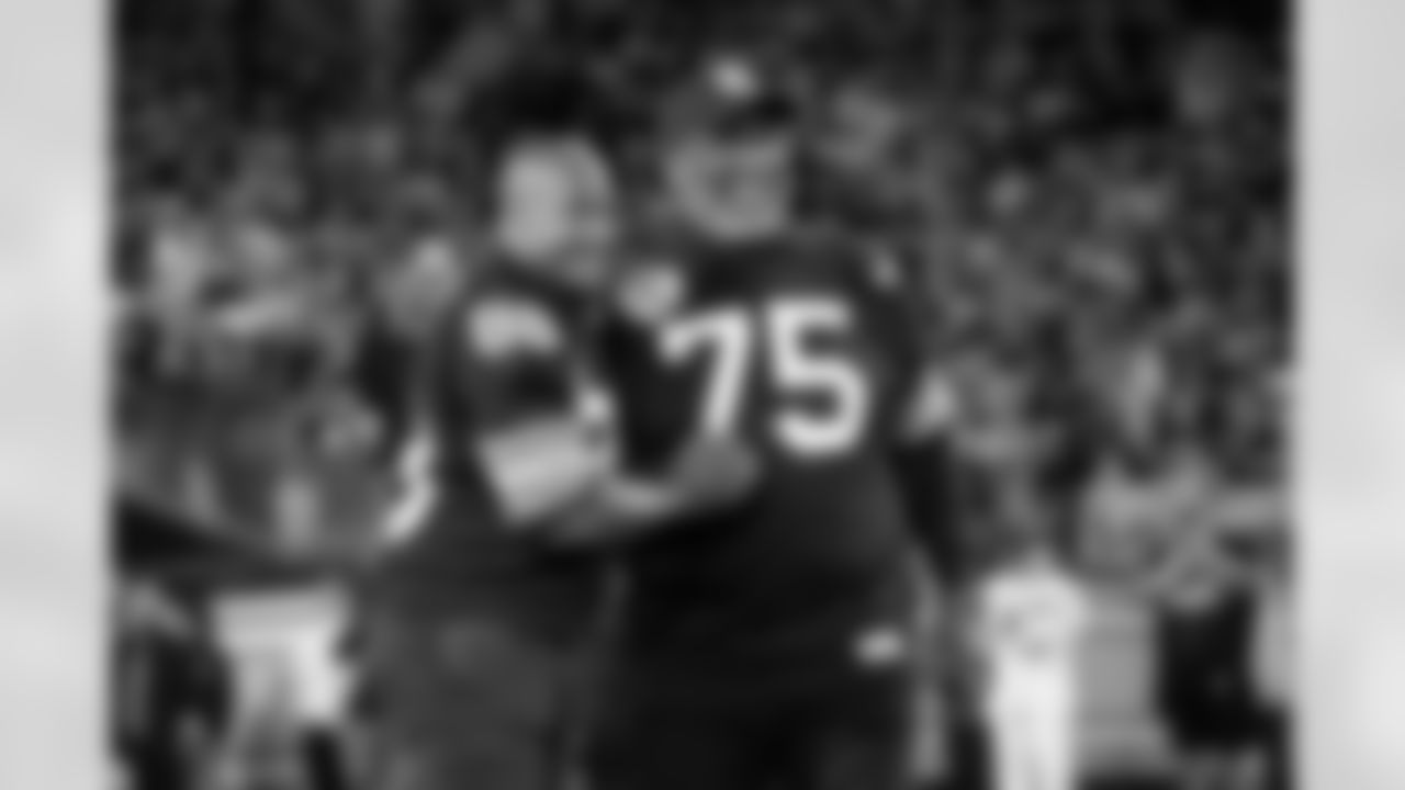 Pittsburgh Steelers legends Lynn Swann and Joe Greene during a regular season game between the Pittsburgh Steelers and the New York Jets, Sunday, Oct. 20, 2024 in Pittsburgh, PA. The Steelers defeated the Jets 37-15. (Karl Roser / Pittsburgh Steelers)