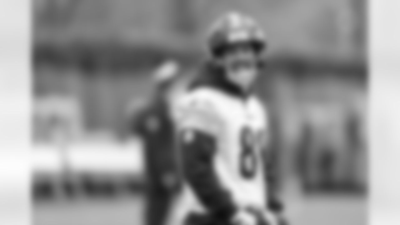 Pittsburgh Steelers tight end Pat Freiermuth (88) during practice at the UPMC Rooney Sports Complex preparing for a Week 13 matchup against the Buffalo Bills, Friday, Nov. 28, 2025 in Pittsburgh, PA. (Karl Roser / Pittsburgh Steelers)