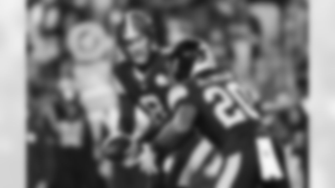 Pittsburgh Steelers quarterback Aaron Rodgers (8) and running back Kaleb Johnson (20) during a regular season game between the Pittsburgh Steelers and the Miami Dolphins, Monday, Dec. 15, 2025 in Pittsburgh, PA. (Alysa Rubin / Pittsburgh Steelers)