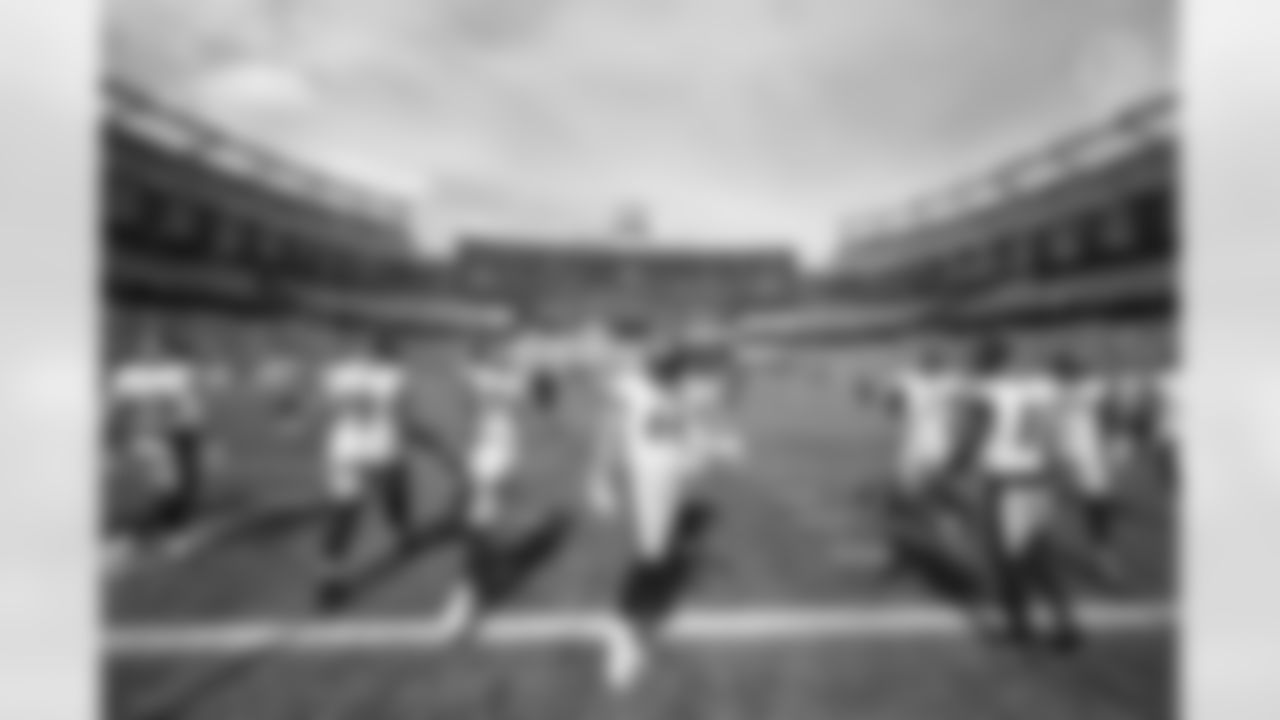 The Pittsburgh Steelers warm up during a regular season game between the Pittsburgh Steelers and the New England Patriots, Sunday, Sept. 21, 2025 in Foxborough, MA. (Karl Roser / Pittsburgh Steelers)