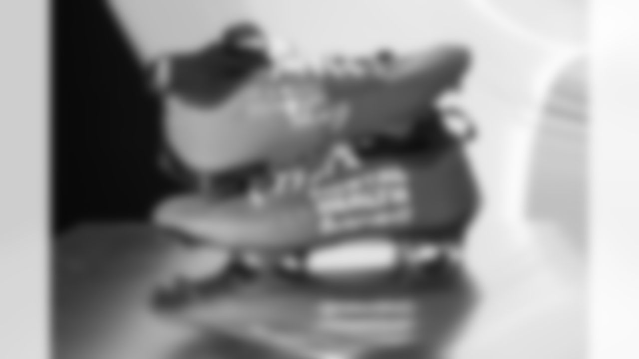 Pittsburgh Steelers running back Trey Sermon (37) will showcase his custom cleats supporting mental health awareness during Week 13. (Alysa Rubin / Pittsburgh Steelers)