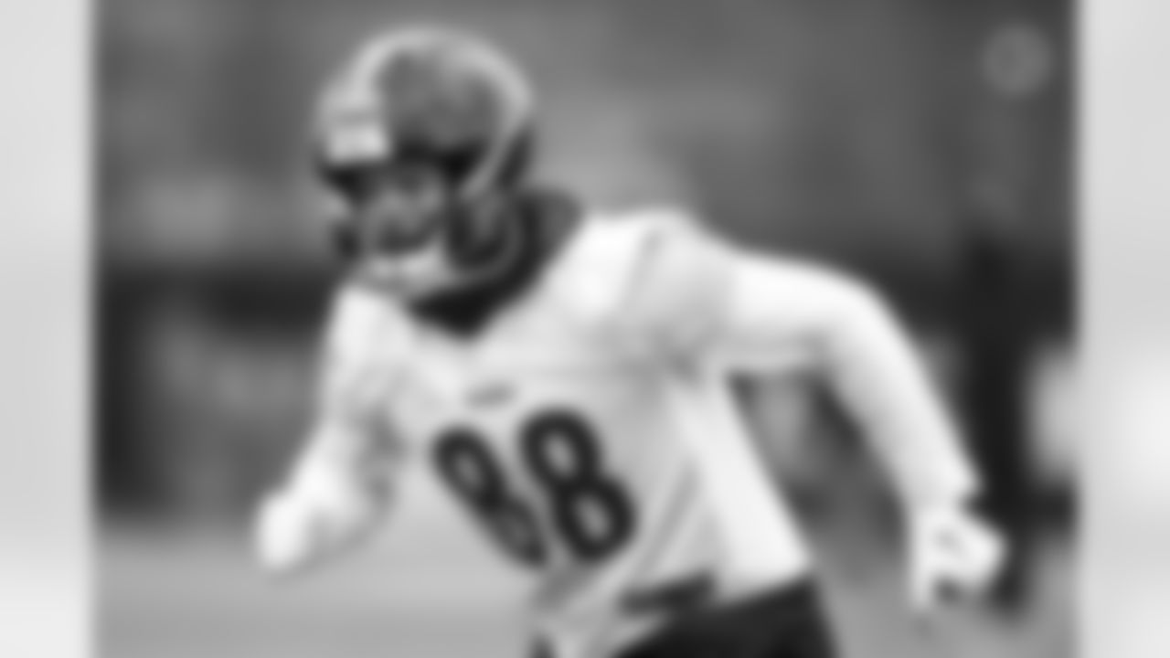 Pittsburgh Steelers tight end Pat Freiermuth (88) during practice at the UPMC Rooney Sports Complex preparing for a Week 18 matchup against the Baltimore Ravens, Thursday, Jan. 4, 2024 in Pittsburgh, PA. (Abigail Dean / Pittsburgh Steelers)