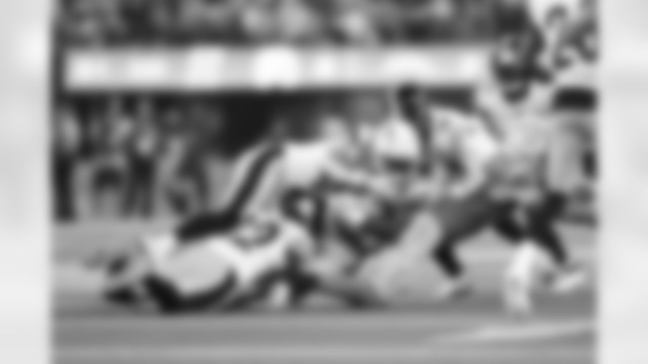 Pittsburgh Steelers linebacker Payton Wilson (41) Pittsburgh Steelers running back Kenneth Gainwell (14) Pittsburgh Steelers safety Juan Thornhill (22) during a regular season game between the Pittsburgh Steelers and the Los Angeles Chargers, Sunday, Nov. 9, 2025 in Inglewood, CA. (Karl Roser / Pittsburgh Steelers)