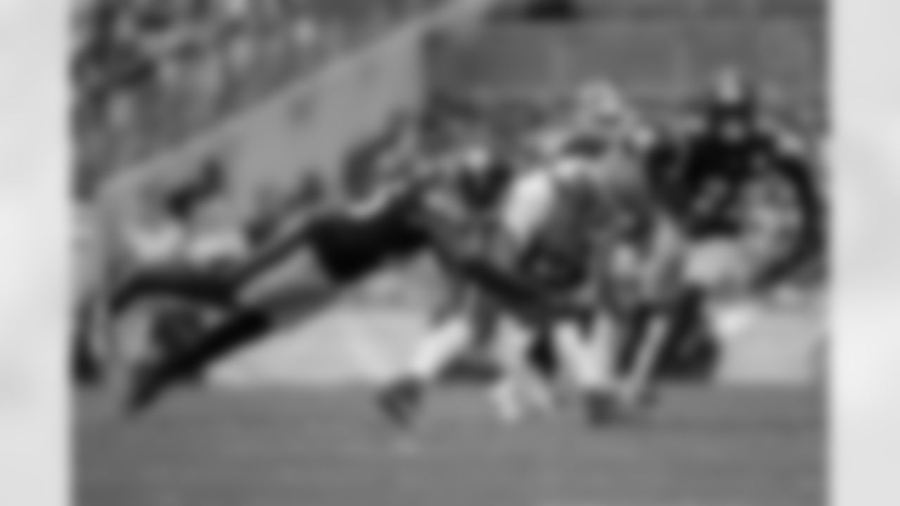 Pittsburgh Steelers safety DeShon Elliott (25) tackles his opponent during a regular season game against the Cleveland Browns, Sunday, Oct. 12, 2025 in Pittsburgh, PA. The Steelers defeated the Browns 23-9. (Alysa Rubin/ Pittsburgh Steelers)