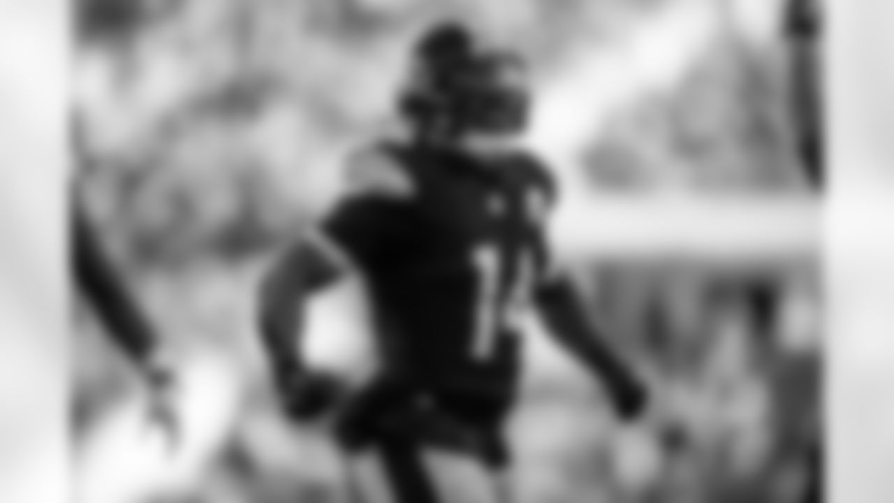 Pittsburgh Steelers running back Kenneth Gainwell (14) celebrates a crucial play during a regular season game against the Indianapolis Colts, Sunday, Nov. 2, 2025 in Pittsburgh, PA. The Steelers defeated the Colts 27-20. (Alysa Rubin / Pittsburgh Steelers)