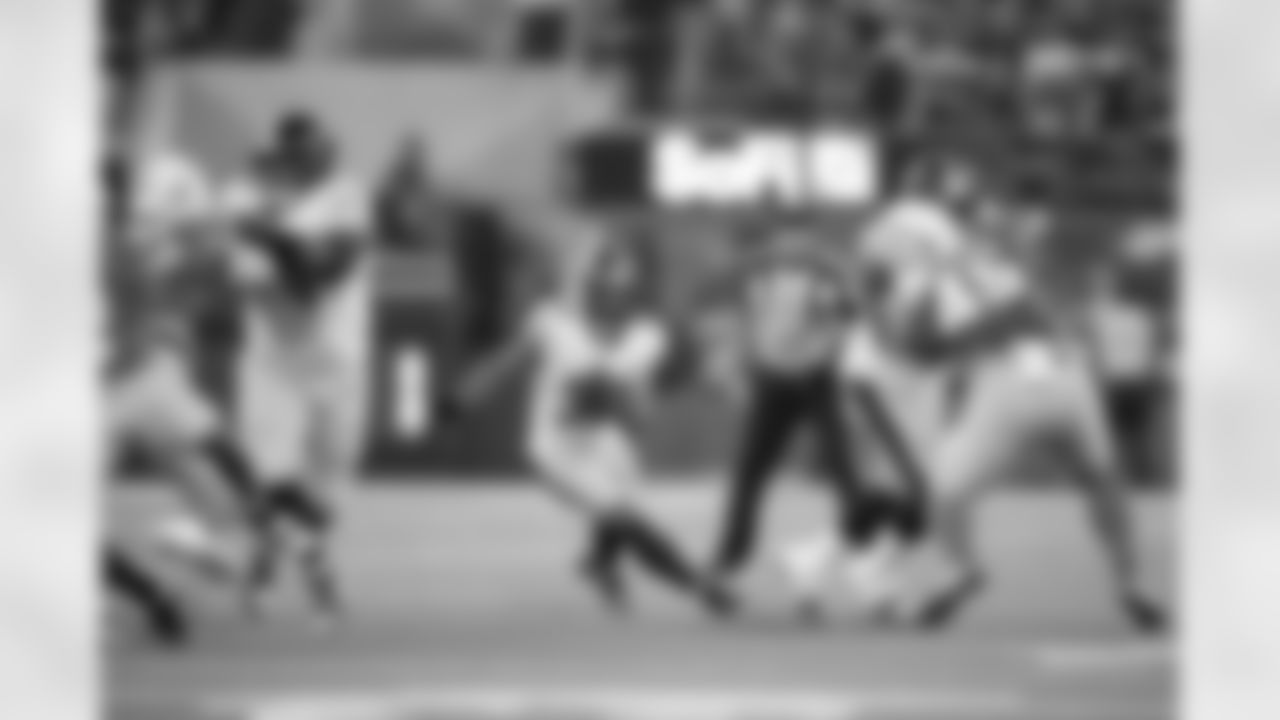 Pittsburgh Steelers running back Jaylen Warren (30) during a regular season game between the Pittsburgh Steelers and the Los Angeles Chargers, Sunday, Nov. 9, 2025 in Inglewood, CA. The Chargers beat the Steelers 25-10. (Karl Roser / Pittsburgh Steelers)