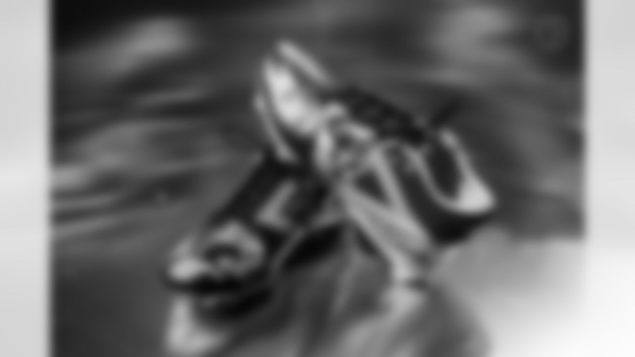 Pittsburgh Steelers defensive tackle Isaiahh Loudermilk (92) will showcase his custom cleats supporting Cafe Momentum during Week 13. (Alysa Rubin / Pittsburgh Steelers)