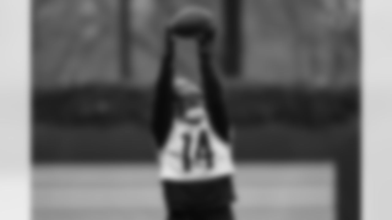 Pittsburgh Steelers running back Kenneth Gainwell (14) during practice at the UPMC Rooney Sports Complex preparing for a Week 12 matchup against the Chicago Bears, Friday, Nov. 21, 2025 in Pittsburgh, PA. (Alysa Rubin / Pittsburgh Steelers)