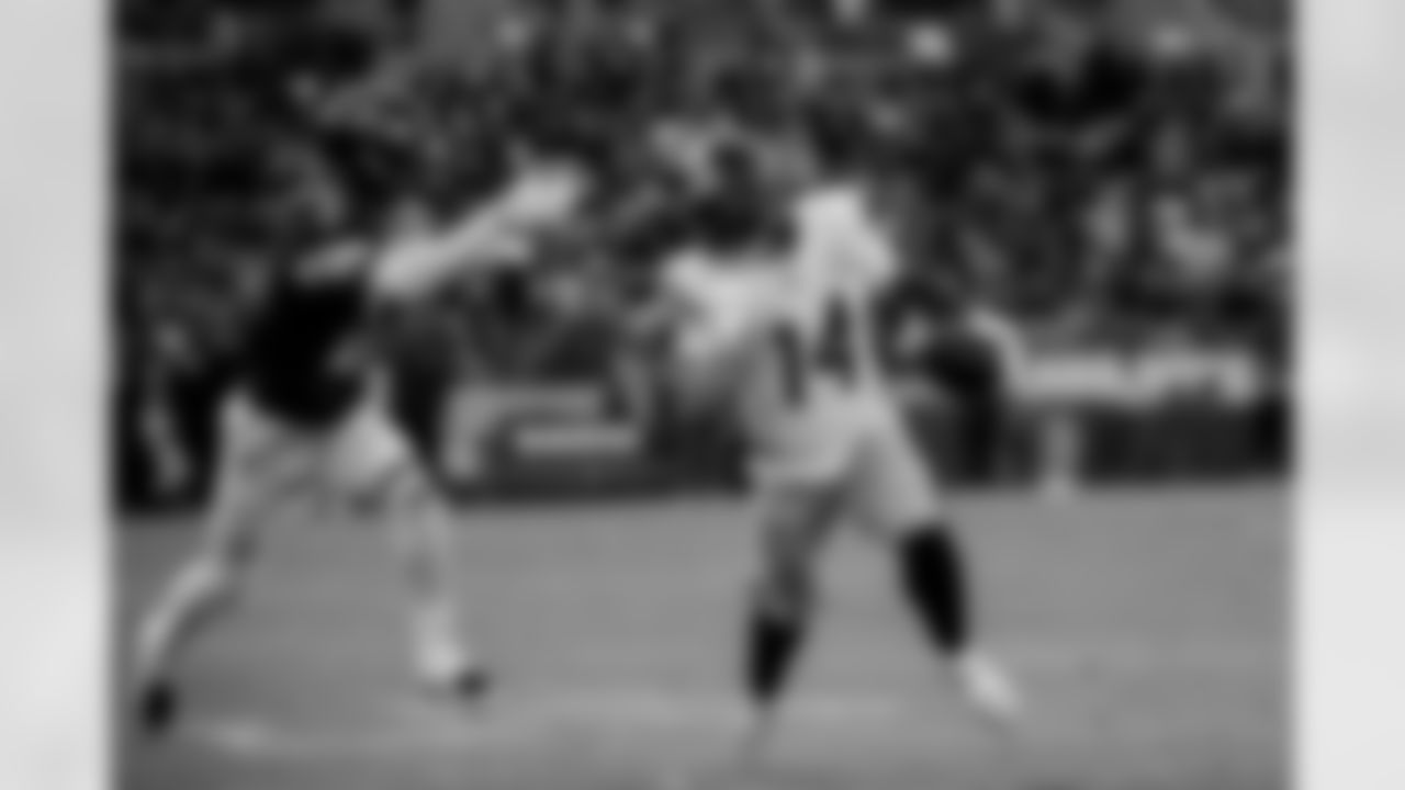 Pittsburgh Steelers running back Kenneth Gainwell (14) pduring a regular season game between the Pittsburgh Steelers and the Baltimore Ravens, Sunday, Dec. 7, 2025 in Baltimore, MD. (Taylor Ollason / Pittsburgh Steelers)