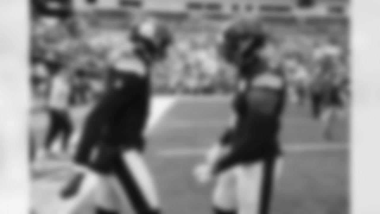 Pittsburgh Steelers punter Corliss Waitman (3) and Pittsburgh Steelers linebacker Patrick Queen (6) during a regular season game between the Pittsburgh Steelers and the Cincinnati Bengals, Sunday, Nov. 16, 2025 in Pittsburgh, PA. (Harrison Barden / Pittsburgh Steelers)