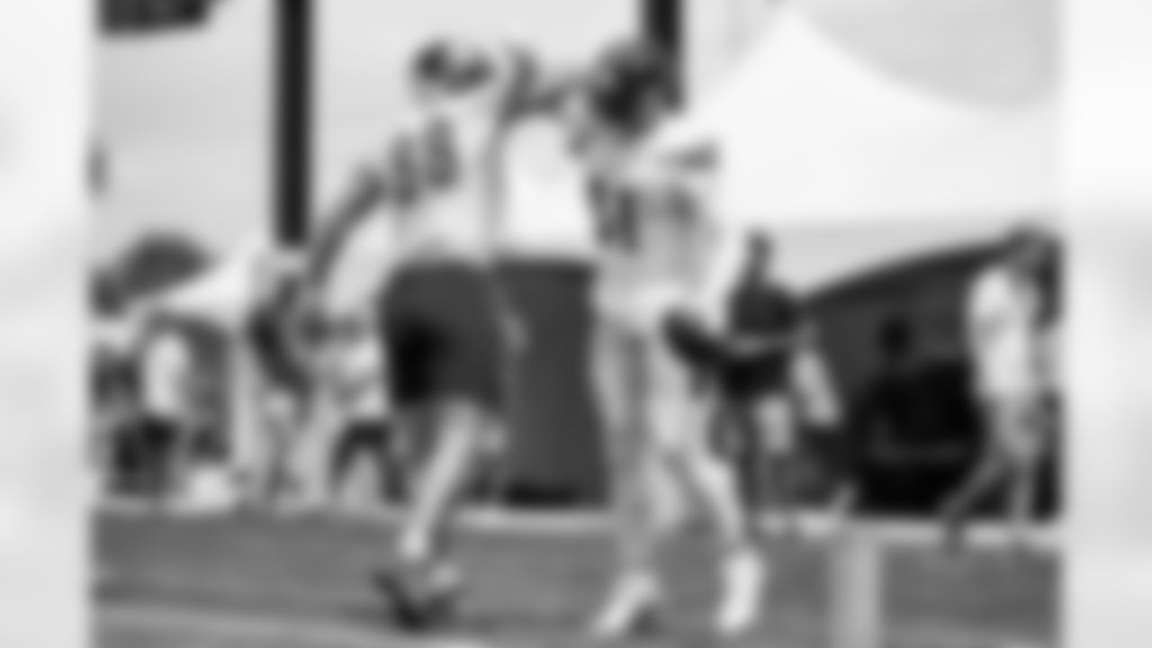Pittsburgh Steelers tight end Jonnu Smith (81) and tight end Pat Freiermuth (88) train at Saint Vincent College during the 2025 Steelers Training Camp on Sunday July 27, 2025 in Latrobe, PA. (Alysa Rubin / Pittsburgh Steelers)