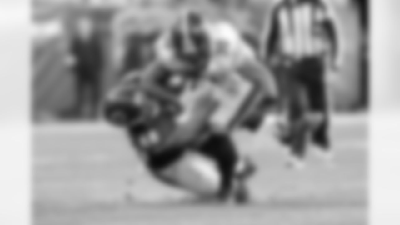 Pittsburgh Steelers running back Jaylen Warren (30) runs the ball during a regular season game between the Pittsburgh Steelers and the Chicago Bears, Sunday, Nov. 23, 2025 in Chicago, IL. The Bears beat the Steelers 31-28. (Nick Smith / Pittsburgh Steelers)