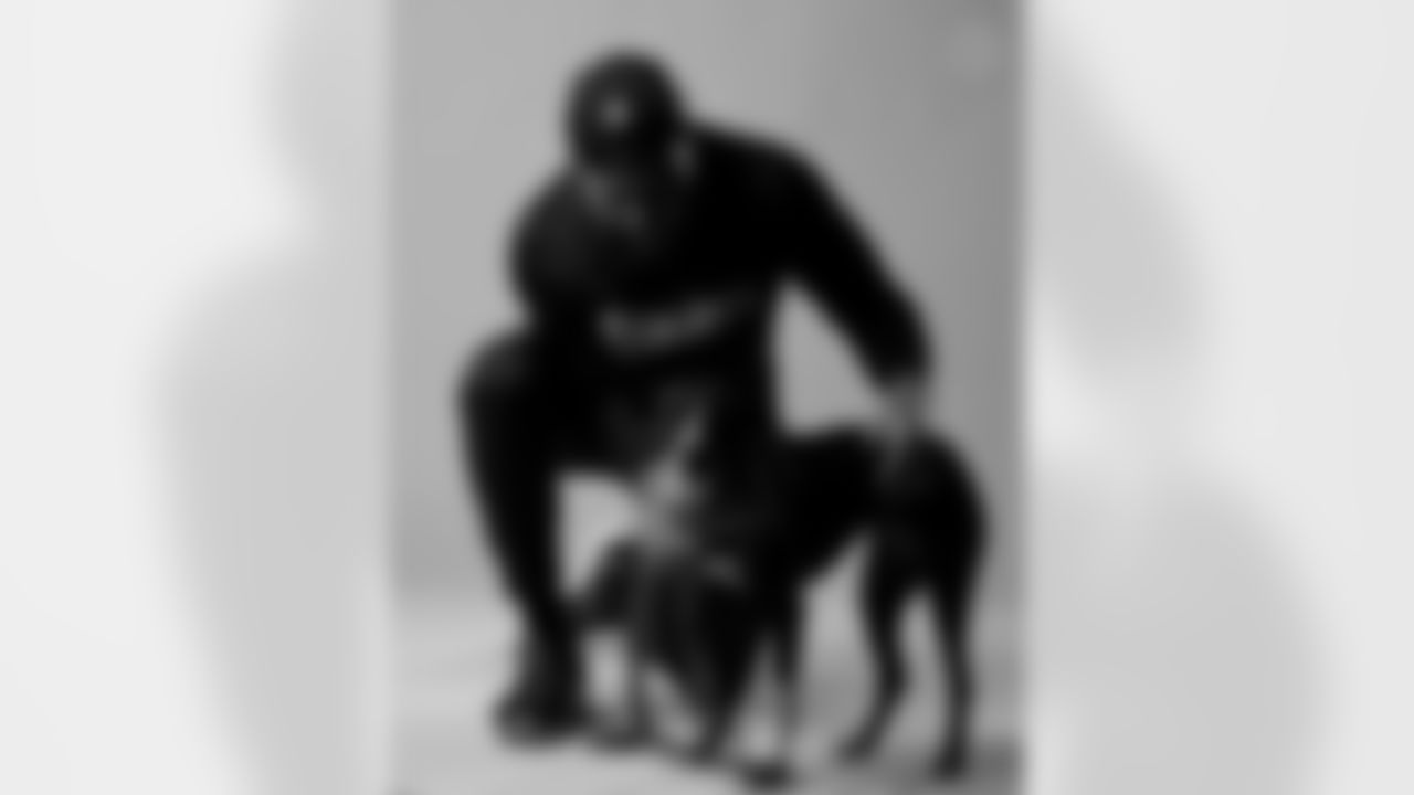 Pittsburgh Steelers linebacker Alex Highsmith (56) poses with animals from Humane Animal Rescue Pittsburgh on Friday August 1, 2025 in Latrobe, PA. (Alysa Rubin / Pittsburgh Steelers)