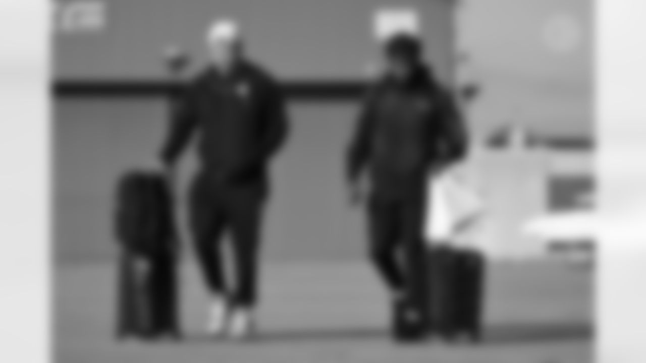 Pittsburgh Steelers linebacker Alex Highsmith (56) and Pittsburgh Steelers linebacker Patrick Queen (6) travels to Chicago on Saturday, Nov. 22, 2025 for the Week 12 regular season matchup against the Chicago Bears. (Alysa Rubin / Pittsburgh Steelers)