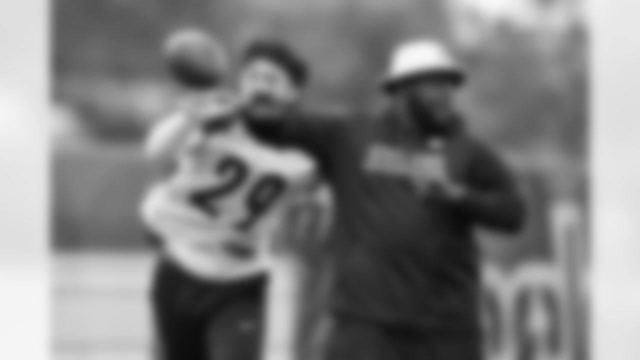 Pittsburgh Steelers safety Sebastian Castro (29) and Pittsburgh Steelers outside linebacker coach Denzel Martin participate in the Steelers rookie minicamp at the UPMC Rooney Sports Complex, Friday, May 9, 2025 in Pittsburgh, PA. (Alysa Rubin / Pittsburgh Steelers)