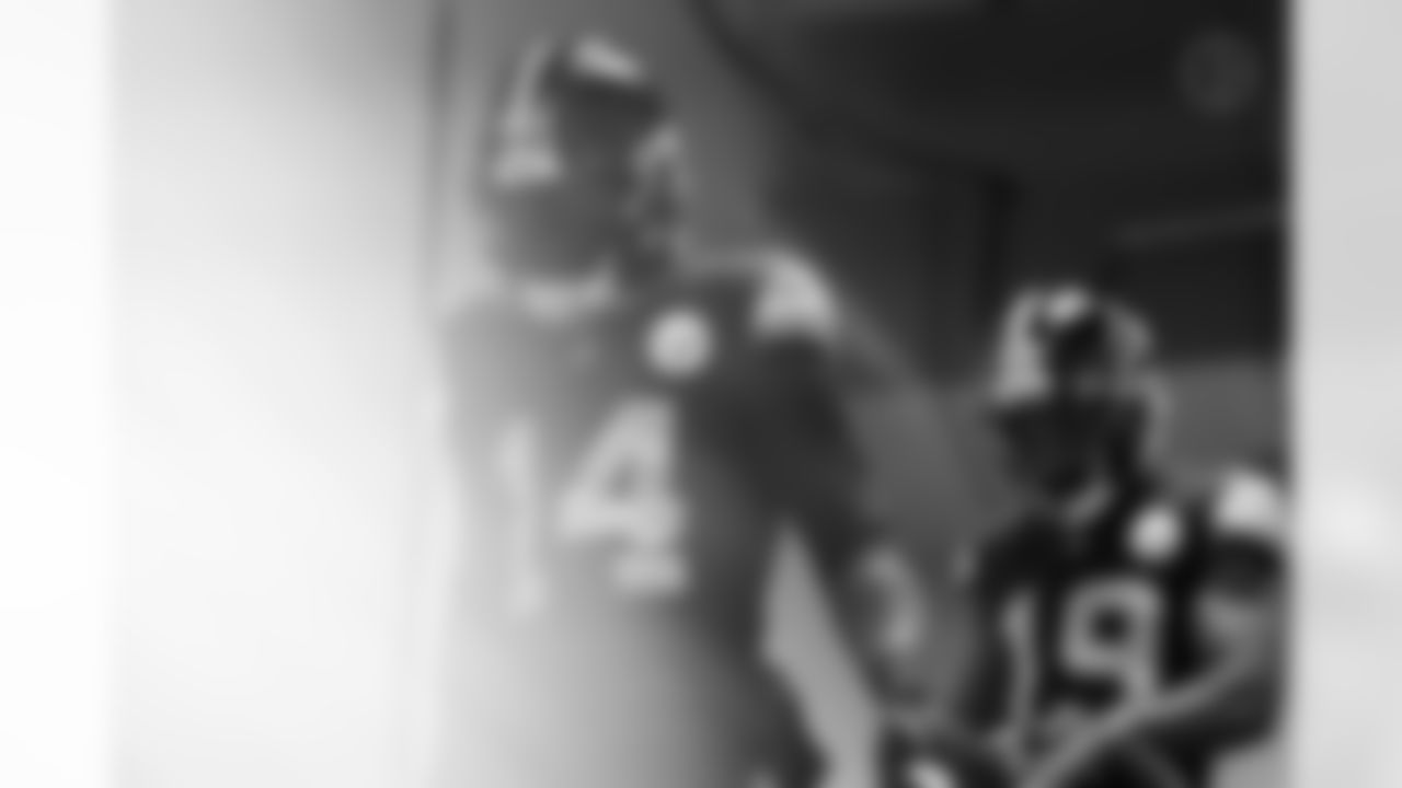 Pittsburgh Steelers running back Kenneth Gainwell (14) and Pittsburgh Steelers wide receiver Calvin Austin III (19) during a regular season game between the Pittsburgh Steelers and the Miami Dolphins, Monday, Dec. 15, 2025 in Pittsburgh, PA. (Jared Wickerham / Pittsburgh Steelers)