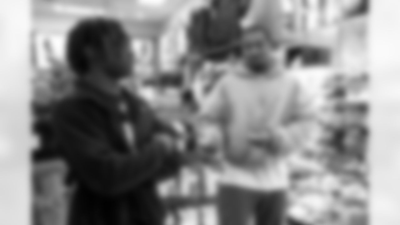 Pittsburgh Steelers safety DeShon Elliott (25) surprised local youth with a holiday shopping spree on Thursday, Dec. 12, 2024 in Pittsburgh, PA.(Jared Wickerham / Pittsburgh Steelers)
