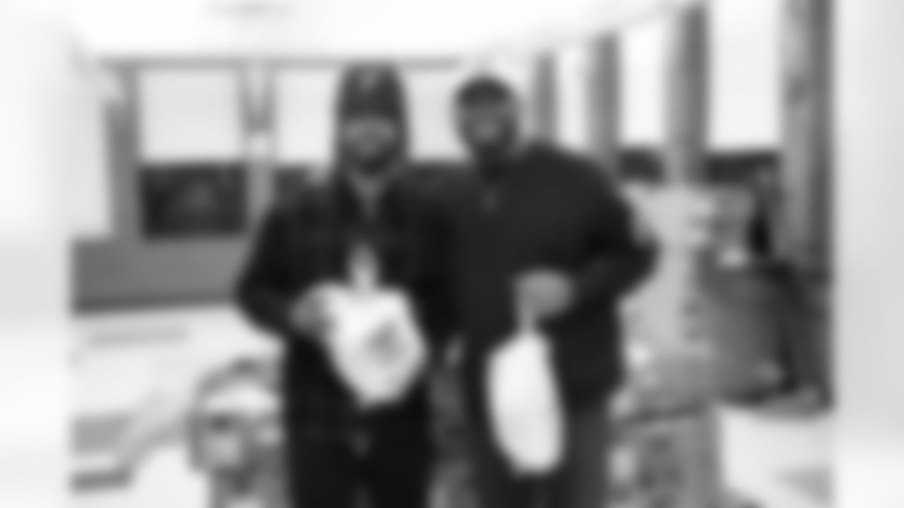 Pittsburgh Steelers head coach Mike Tomlin and Pittsburgh Steelers cornerback Cameron Sutton (20) distribute food to those in need during the holidays Thursday, Dec. 19, 2024 in Pittsburgh, PA. (Karl Roser / Pittsburgh Steelers)