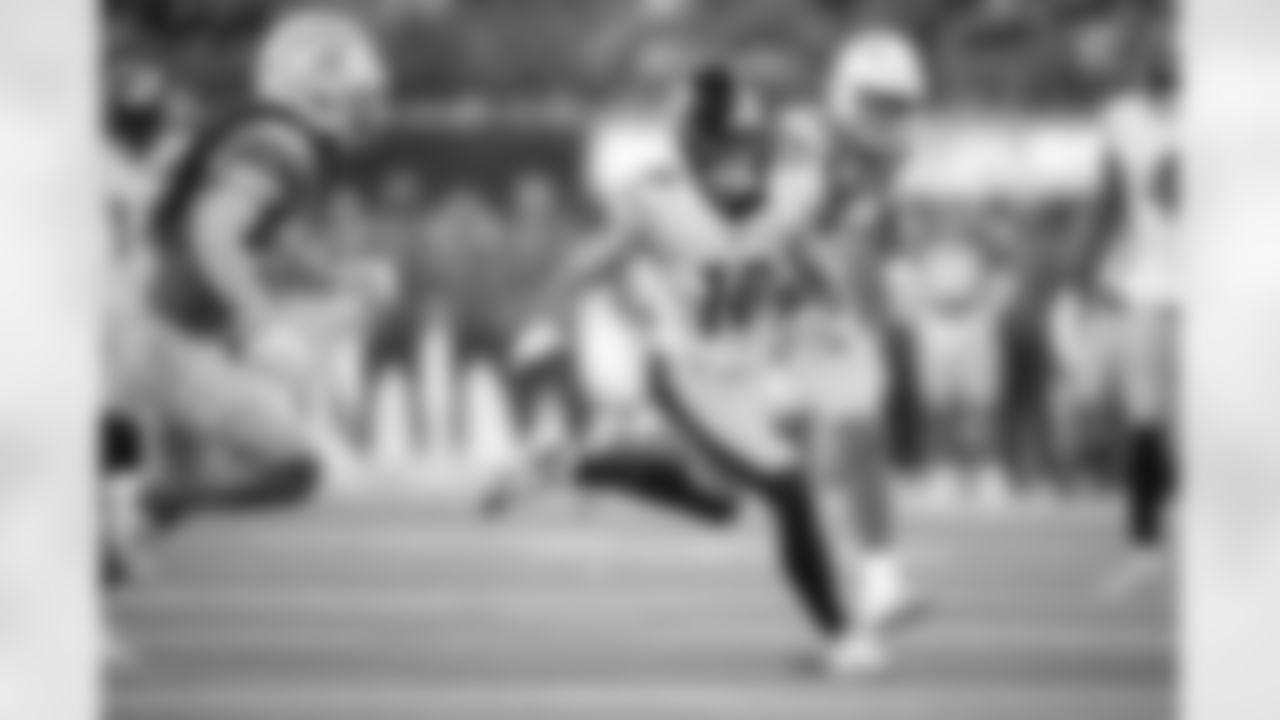 Pittsburgh Steelers wide receiver Roman Wilson (10) runs for a touchdown during a regular season game between the Pittsburgh Steelers and the Los Angeles Chargers, Sunday, Nov. 9, 2025 in Inglewood, CA. The Chargers beat the Steelers 25-10. (Karl Roser / Pittsburgh Steelers)