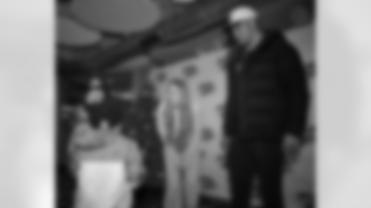 Pittsburgh Steelers linebacker Alex Highsmith (56) delivered coats to Urban Impact youth on Friday, Dec. 19, 2025 in Pittsburgh, PA. (Alysa Rubin / Pittsburgh Steelers)