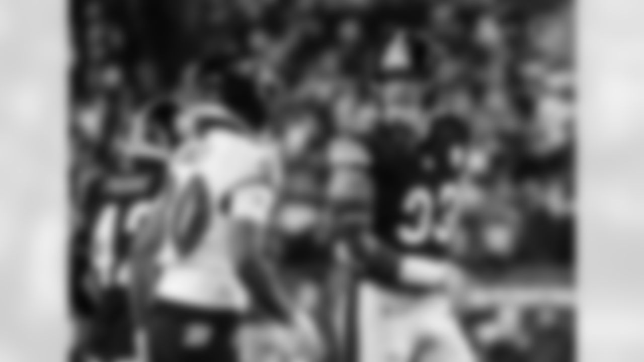 Pittsburgh Steelers linebacker Jack Sawyer (33) during a regular season game between the Pittsburgh Steelers and the Baltimore Ravens, Sunday, Jan. 4, 2026 in Pittsburgh, PA. The Steelers defeated the Ravens 26-24. (Taylor Ollason / Pittsburgh Steelers)