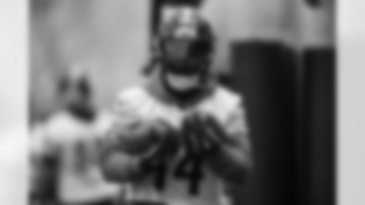 Pittsburgh Steelers running back Kenneth Gainwell (14) during practice at the UPMC Rooney Sports Complex preparing for a Week 12 matchup against the Chicago Bears, Wednesday, Nov. 19, 2025 in Pittsburgh, PA. (Alysa Rubin / Pittsburgh Steelers)