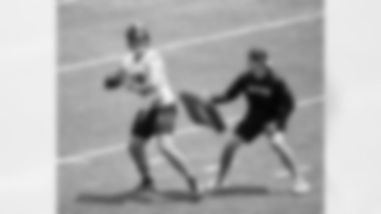 Pittsburgh Steelers quarterback Will Howard (18) and Pittsburgh Steelers offensive assistant Matt Baker practice at the UPMC Rooney Sports Complex during the 2025 minicamp, Tuesday June 10, 2025. (Karl Roser / Pittsburgh Steelers)