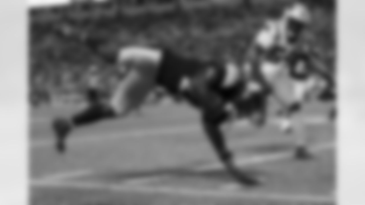Pittsburgh Steelers running back Trey Sermon (27) during a preseason game between the Pittsburgh Steelers and the Carolina Panthers, on Thursday August 21, 2025 in Charlotte, NC. (Taylor Banner / Pittsburgh Steelers)