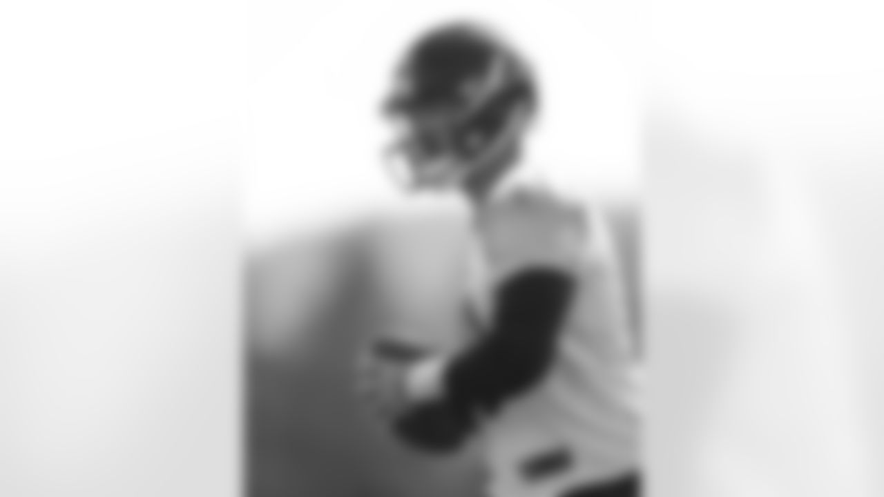 Pittsburgh Steelers quarterback Mitch Trubisky (10) during practice at the UPMC Rooney Sports Complex preparing for a Week 11 matchup against the Cleveland Browns, Thursday, Nov. 16, 2023 in Pittsburgh, PA. (Karl Roser / Pittsburgh Steelers)