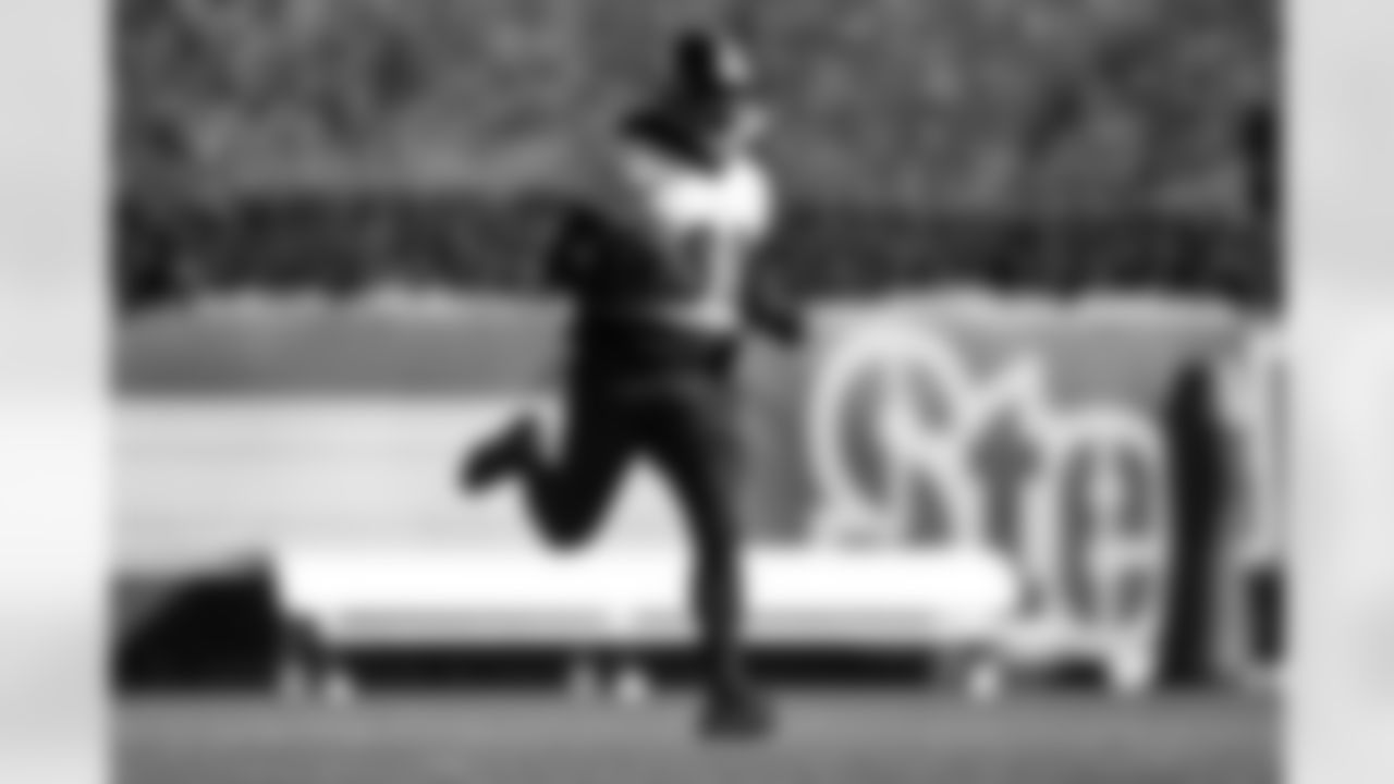 Pittsburgh Steelers tight end Jonnu Smith (81) during practice at the UPMC Rooney Sports Complex preparing for a Week 10 matchup against the Los Angeles Chargers, Thursday, Nov. 6, 2025 in Pittsburgh, PA. (Alysa Rubin / Pittsburgh Steelers)