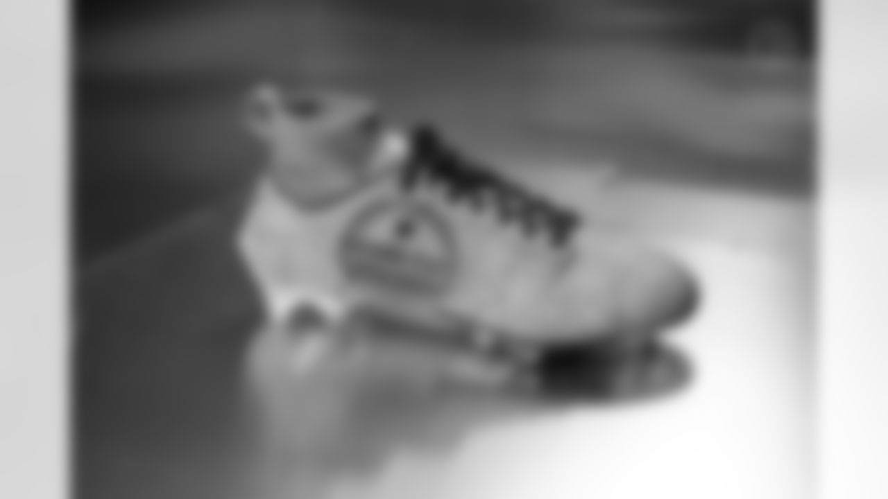 Pittsburgh Steelers linebacker Patrick Queen (6) will showcase his custom cleats supporting Veteran's Place of Washington Boulevard during Week 13. (Alysa Rubin / Pittsburgh Steelers)