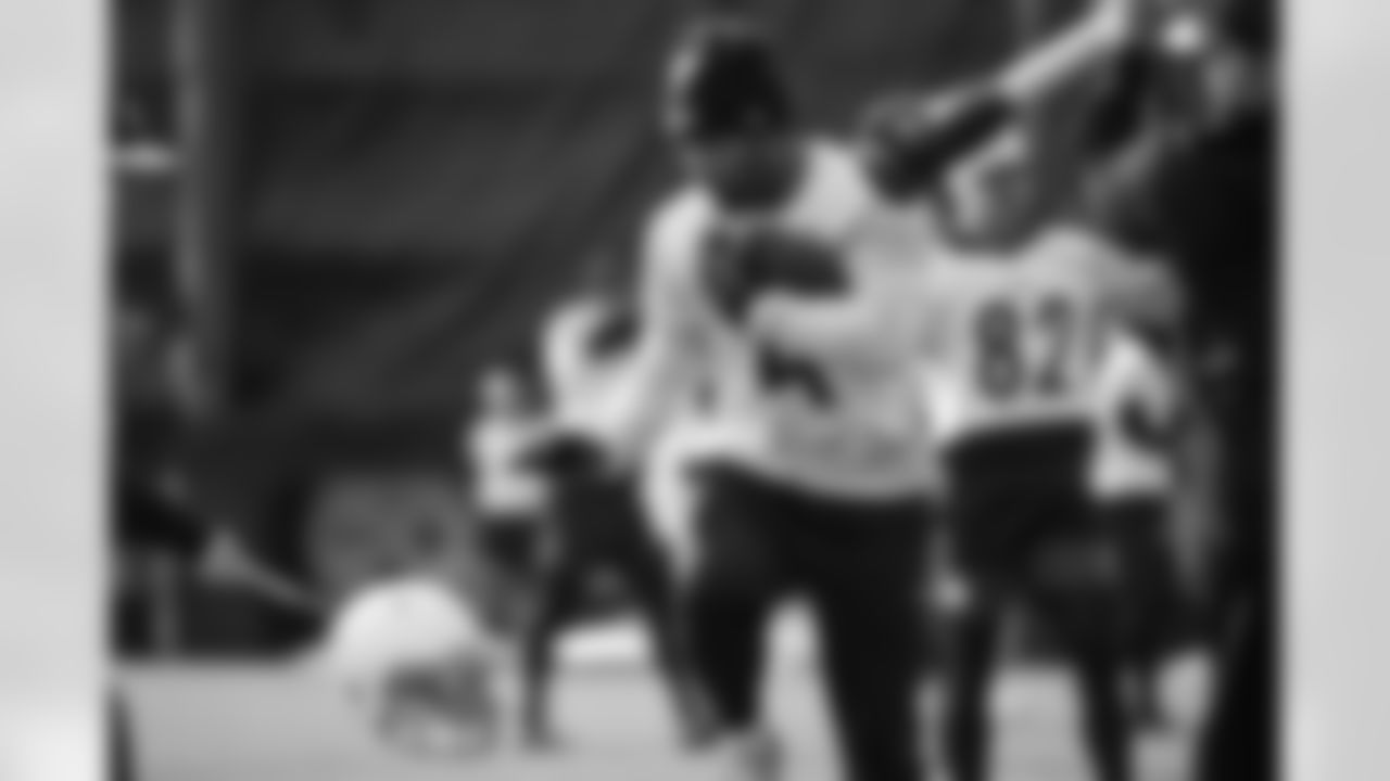 Pittsburgh Steelers running back Kenneth Gainwell (14) during practice at the UPMC Rooney Sports Complex preparing for a Wild Card matchup against the Houston Texans, Thursday, Jan. 8, 2026 in Pittsburgh, PA. (Alysa Rubin / Pittsburgh Steelers)