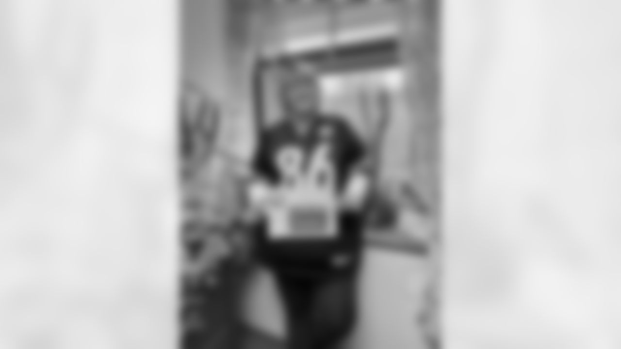 SNUTraditions_HereWeGoSigns_Jan122024940AM_Velemirovich_Tracy_97494590_Steelers.jpg_97494590_Steelers