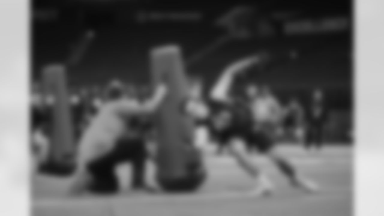 Washington linebacker Carson Bruener runs a drill at the NFL football scouting combine in Indianapolis, Thursday, Feb. 27, 2025. (AP Photo/Michael Conroy)