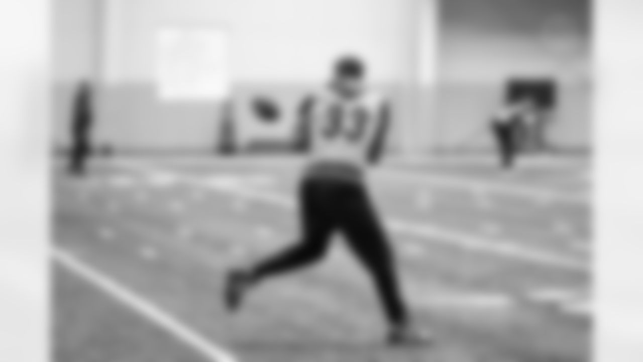 Pittsburgh Steelers linebacker Jack Sawyer (33) during practice at the UPMC Rooney Sports Complex preparing for a Week 16 matchup against the Detroit Lions, Wednesday, Dec. 31, 2025 in Pittsburgh, PA. (Karl Roser / Pittsburgh Steelers)