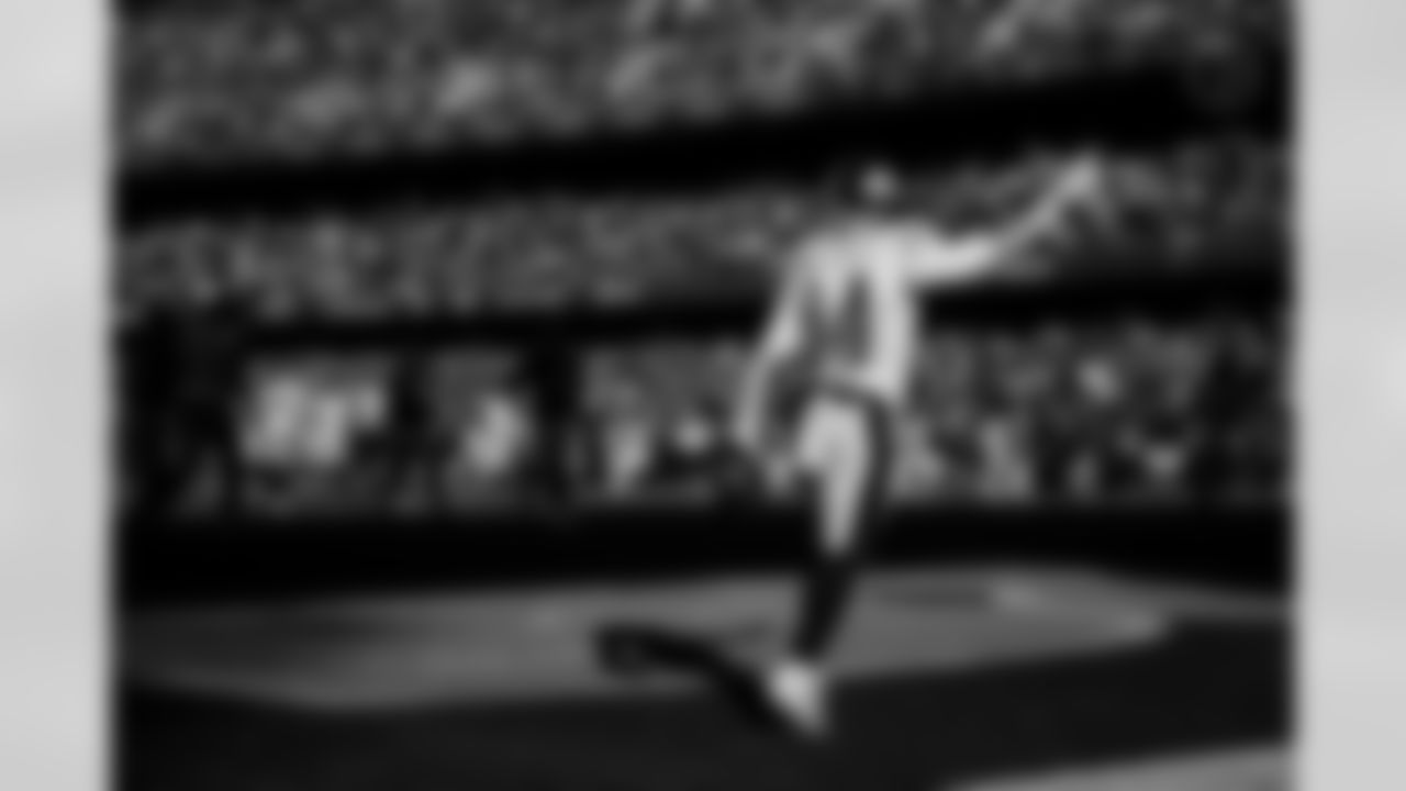 Pittsburgh Steelers running back Kenneth Gainwell (14) during a regular season game between the Pittsburgh Steelers and the Chicago Bears, Sunday, Nov. 23, 2025 in Chicago, IL. The Bears beat the Steelers 31-28. (Alysa Rubin / Pittsburgh Steelers)