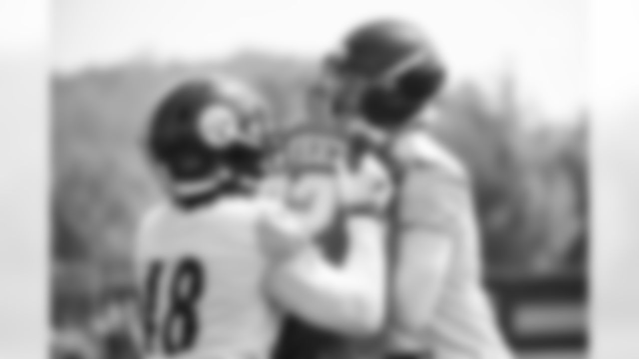 Pittsburgh Steelers fullback DJ Thomas-Jones (48) and Pittsburgh Steelers tight end JJ Galbreath (87) participates in the Organized Team Activities (OTAs), Thursday June 5, 2025 at the UPMC Rooney Sports Complex. (Taylor Ollason / Pittsburgh Steelers)