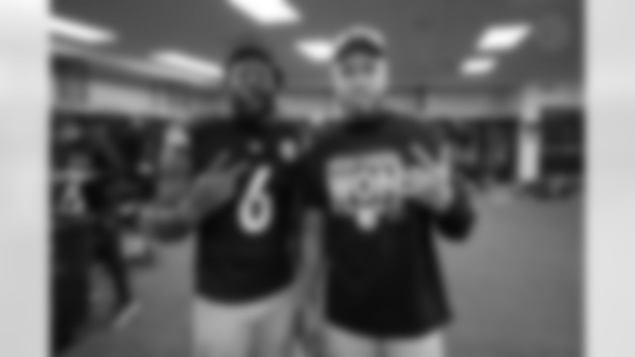 Pittsburgh Steelers linebacker Patrick Queen (6) and Pittsburgh Steelers linebacker Nick Herbig (51) following a regular season game between the Pittsburgh Steelers and the Baltimore Ravens, Sunday, Jan. 4, 2026 in Pittsburgh, PA. The Steelers defeated the Ravens 26-24. (Karl Roser / Pittsburgh Steelers)