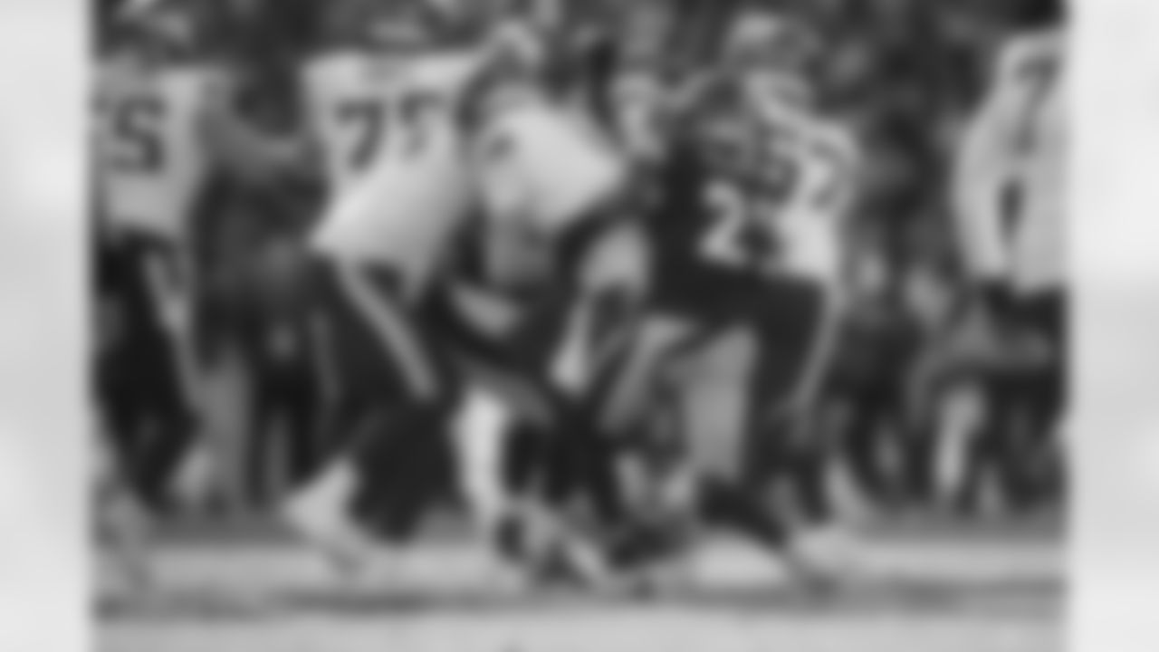 Pittsburgh Steelers safety DeShon Elliott (25) strip sacks Minnesota Vikings quarterback Carson Wentz (11) during a regular season game, Sunday, Sept. 28, 2025 in Dublin, Ireland. The Steelers defeated the Vikings 24-21. (Alysa Rubin/ Pittsburgh Steelers)