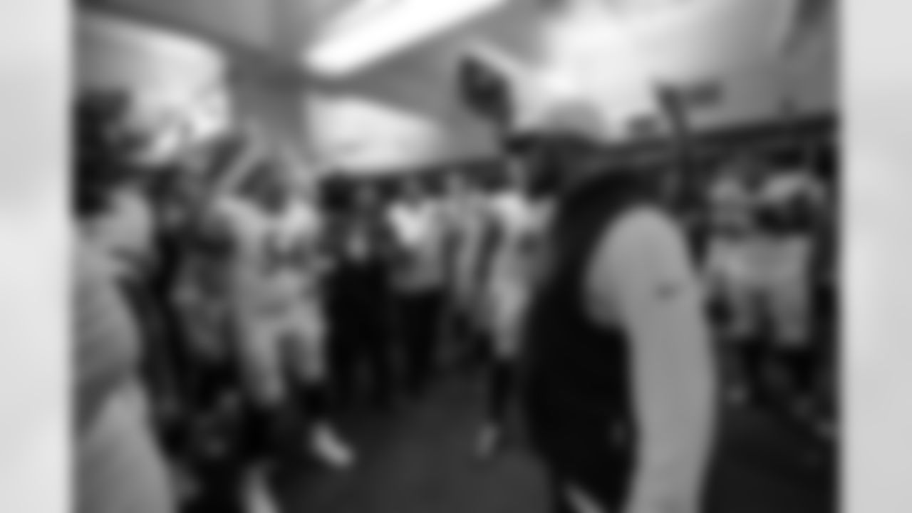 Pittsburgh Steelers head coach Mike Tomlin and the team following a regular season game between the Pittsburgh Steelers and the Detroit Lions, Sunday, Dec. 21, 2025 in Detroit, MI. The Steelers defeated the Lions 29-24. (Karl Roser / Pittsburgh Steelers)