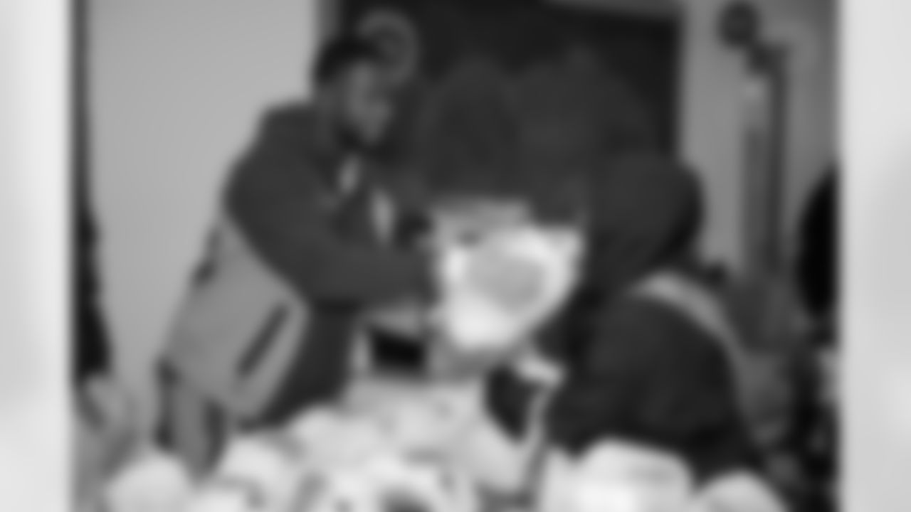 Pittsburgh Steelers tight end Jonnu Smith (81) held a Thanksgiving distribution at Greater Pittsburgh Community Food Bank to help community members prepare for their Thanksgiving dinner, Tuesday, Nov. 18, 2025 in Duquesne, PA. (Karl Roser / Pittsburgh Steelers)