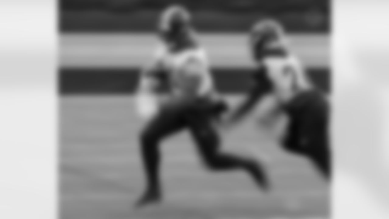 Pittsburgh Steelers tight end Jonnu Smith (81) during practice at the UPMC Rooney Sports Complex preparing for a Week 13 matchup against the Buffalo Bills, Friday, Nov. 28, 2025 in Pittsburgh, PA. (Karl Roser / Pittsburgh Steelers)