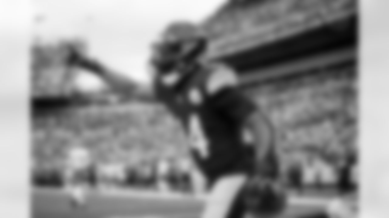 Pittsburgh Steelers running back Kenneth Gainwell (14) during a regular season game between the Pittsburgh Steelers and the Cincinnati Bengals, Sunday, Nov. 16, 2025 in Pittsburgh, PA. The Steelers defeated the Bengals 34-12. (Karl Roser / Pittsburgh Steelers)