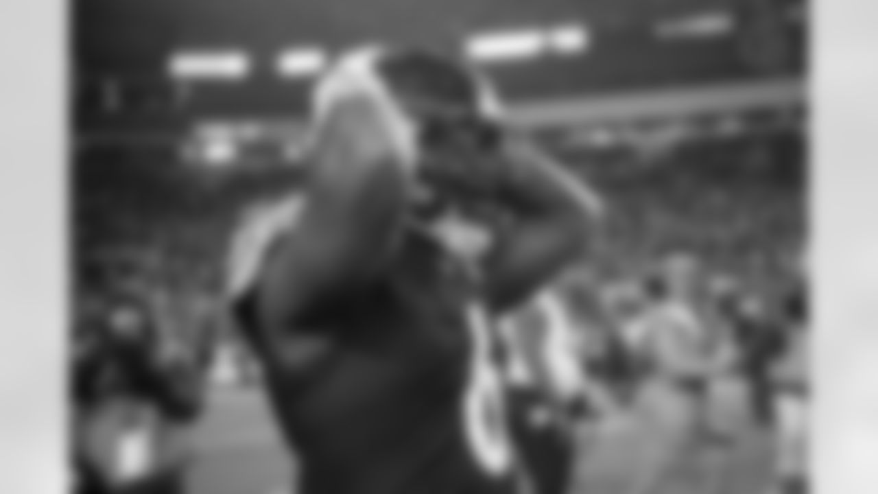 Pittsburgh Steelers linebacker Patrick Queen (6) celebrates following a regular season game against the Baltimore Ravens, Sunday, Jan. 4, 2026 in Pittsburgh, PA. The Steelers defeated the Ravens 26-24. (Alysa Rubin / Pittsburgh Steelers)