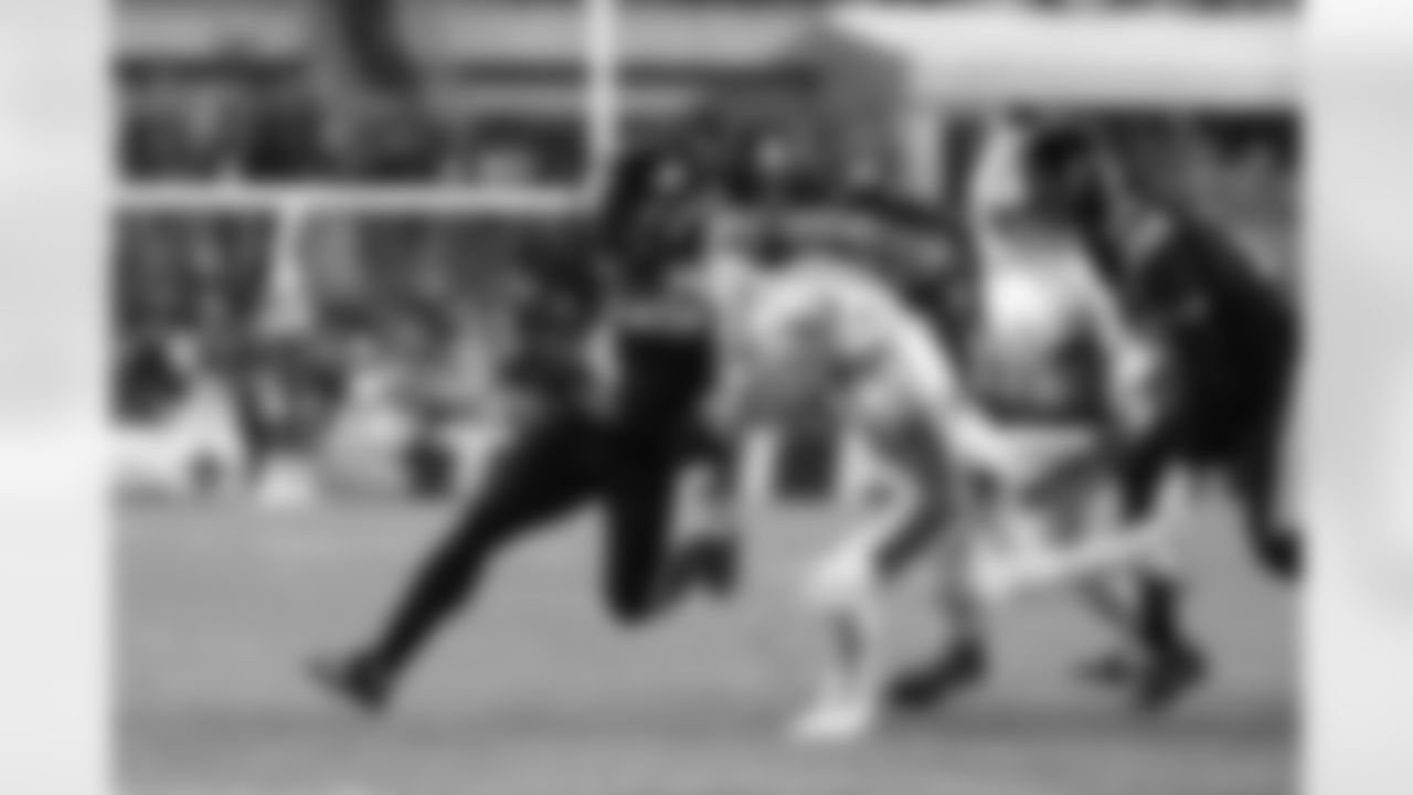 Pittsburgh Steelers running back Kenneth Gainwell (14) during a regular season game between the Pittsburgh Steelers and the Miami Dolphins, Monday, Dec. 15, 2025 in Pittsburgh, PA. (Jared Wickerham / Pittsburgh Steelers)