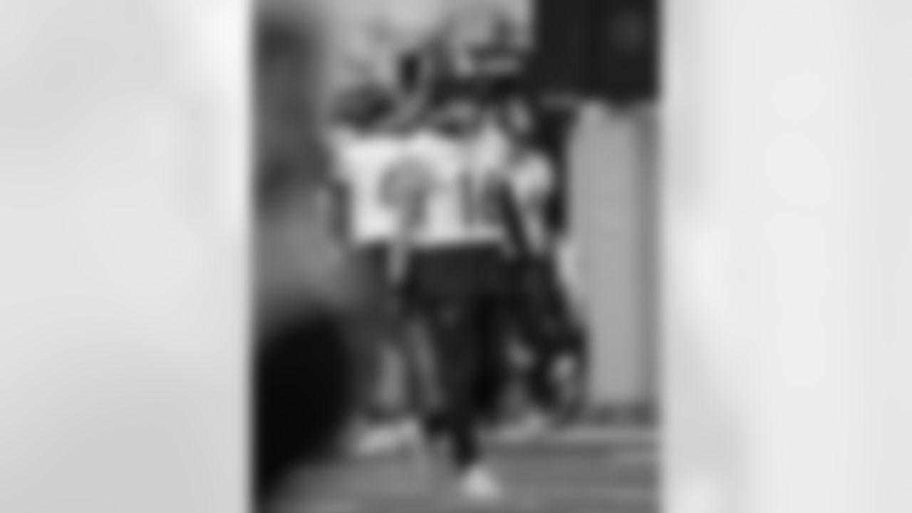 Pittsburgh Steelers wide receiver Adam Thielen (16) during practice at the UPMC Rooney Sports Complex preparing for a Week 14 matchup against the Baltimore Ravens, Friday, Dec. 5, 2025 in Pittsburgh, PA. (Alysa Rubin / Pittsburgh Steelers)