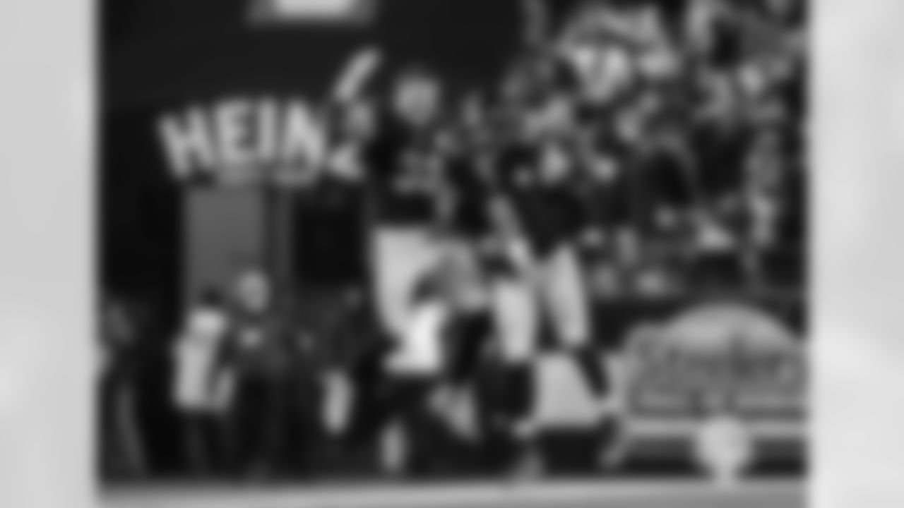 Pittsburgh Steelers quarterback Aaron Rodgers (8) and Pittsburgh Steelers linebacker Jack Sawyer (33) during a regular season game between the Pittsburgh Steelers and the Baltimore Ravens, Sunday, Jan. 4, 2026 in Pittsburgh, PA. The Steelers defeated the Ravens 26-24. (Taylor Ollason / Pittsburgh Steelers)