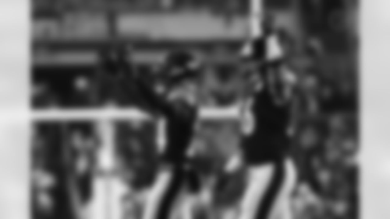 Pittsburgh Steelers cornerback Joey Porter Jr. (24) and Pittsburgh Steelers linebacker Alex Highsmith (56) during a regular season game between the Pittsburgh Steelers and the Baltimore Ravens, Sunday, Jan. 4, 2026 in Pittsburgh, PA.  (Jared Wickerham / Pittsburgh Steelers)