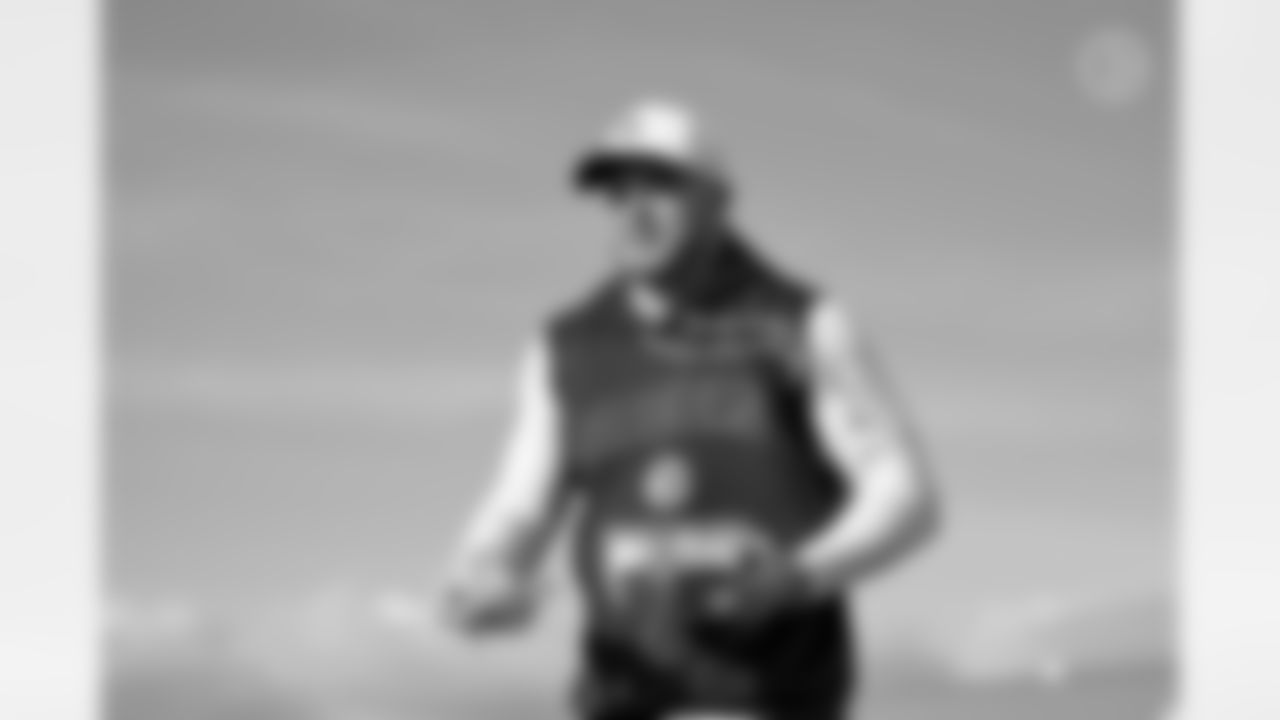 Pittsburgh Steelers linebacker Jack Sawyer (33) travels to Chicago on Saturday, Nov. 22, 2025 for the Week 12 regular season matchup against the Chicago Bears. (Alysa Rubin / Pittsburgh Steelers)